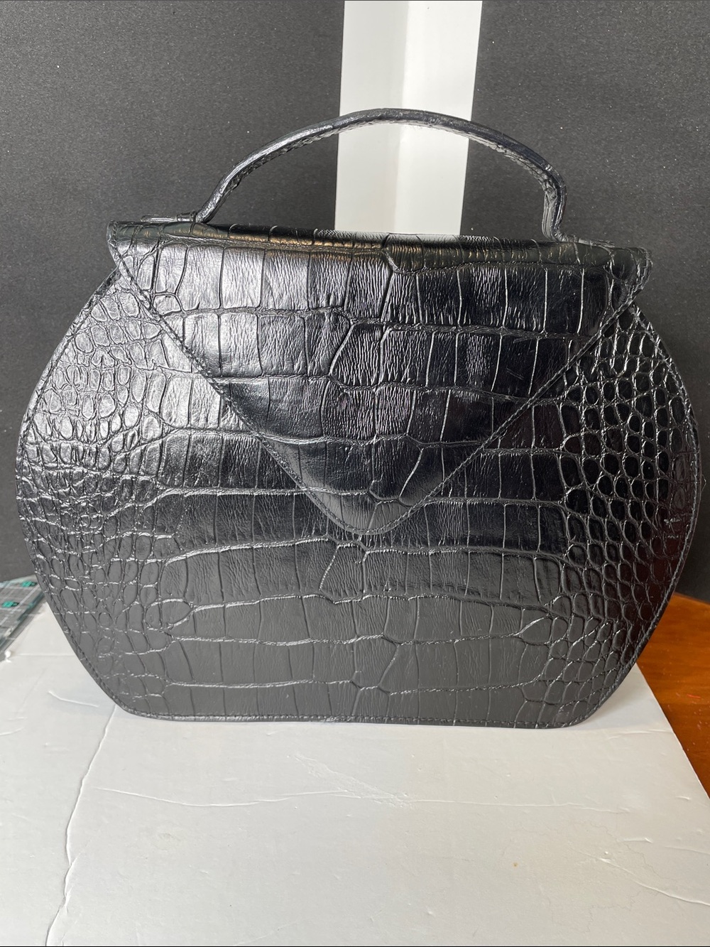 Vintage Liz ClaibBlack Leather Croc-Embossed Top-Handle Women’s Bag with Strap